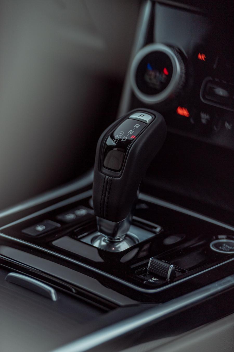 Детали интерьера Jaguar XE D180 S 2019 года  (UK) (фото 8 из 25)